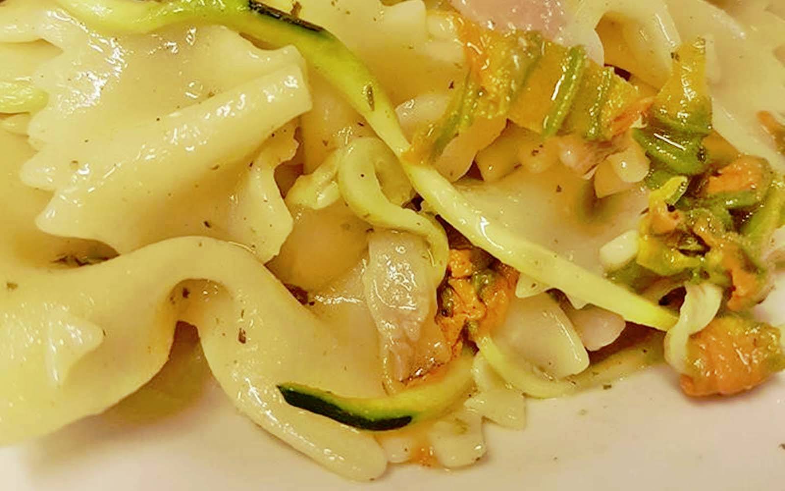 Farfalle with courgette flowers
